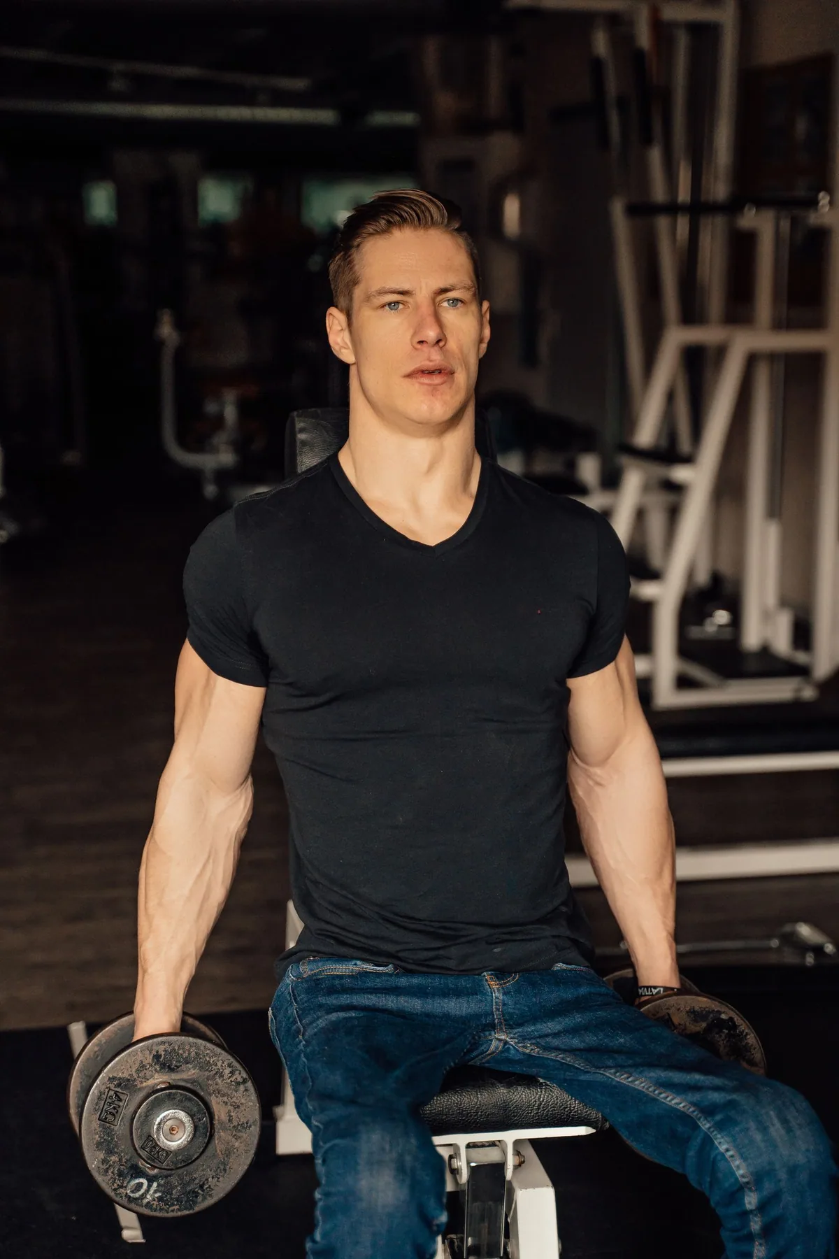 Fotografia ilustrativa de camisetas em uma academia