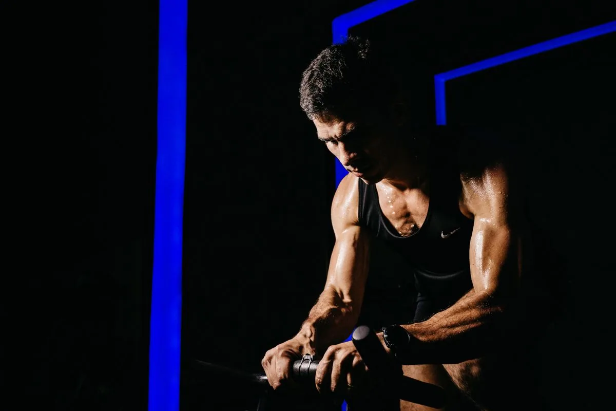 Fotografia ilustrativa de regatas em uma academia