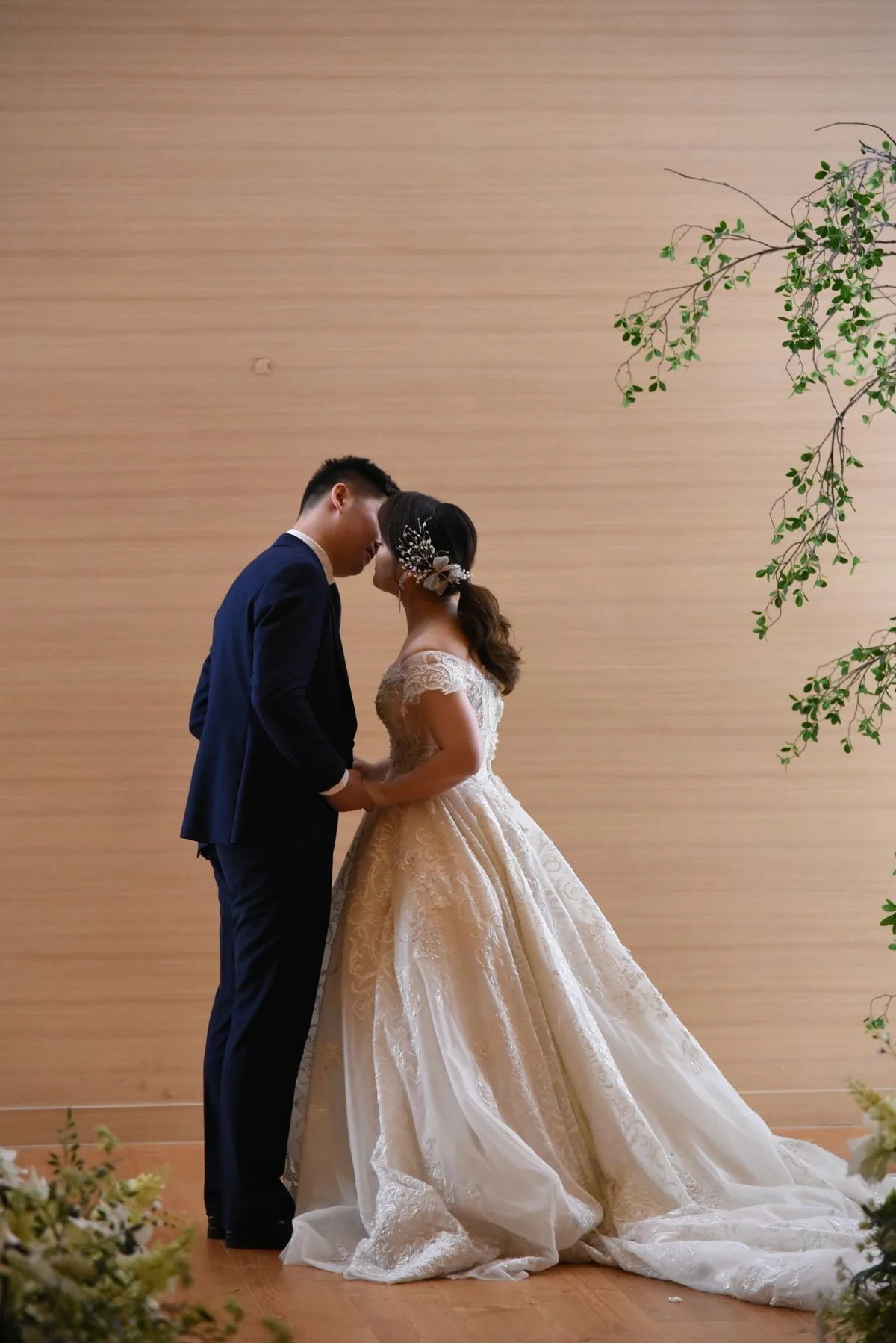 Casal de noivos se beijando