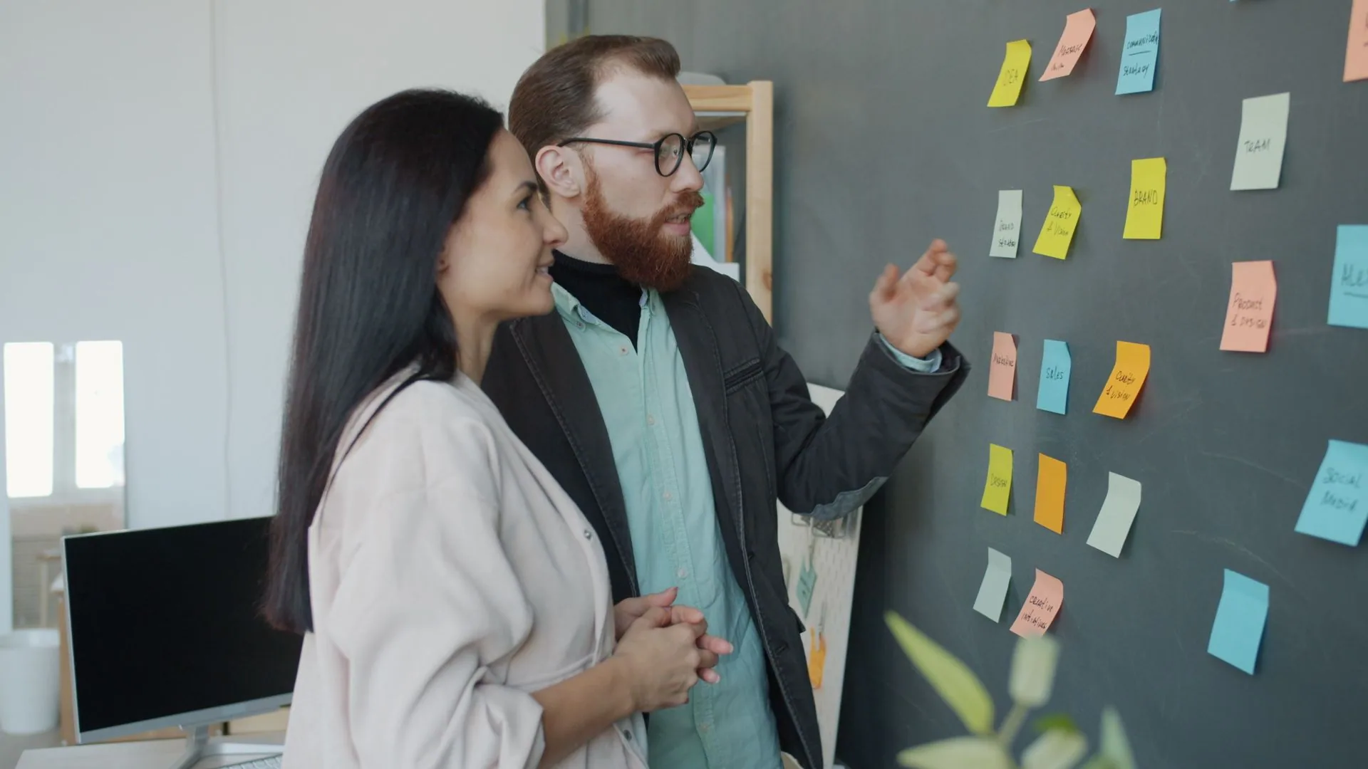 Profissionais planejando ideias com post-its em um escritório moderno — fotografia ilustrativa
